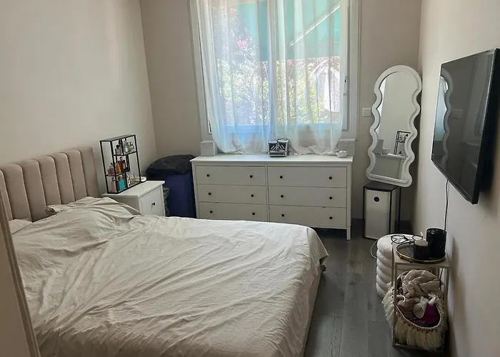 Elegant In With A Private Garden * Nice